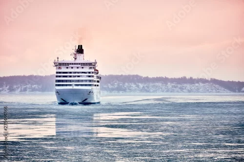 Obraz Prom do Skandynawii. Statek wycieczkowy. Natura fiordu i lodu