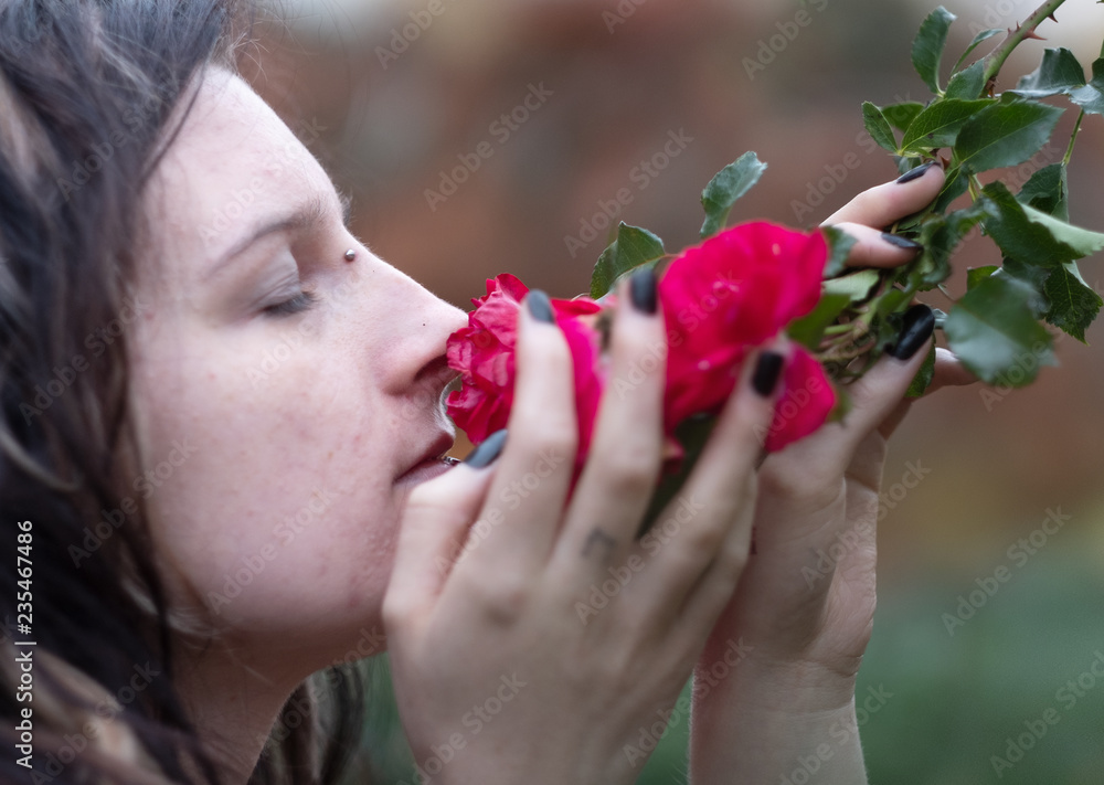 Schöne junge individuelle, exzentrische Frau, mit interessanter Frisur