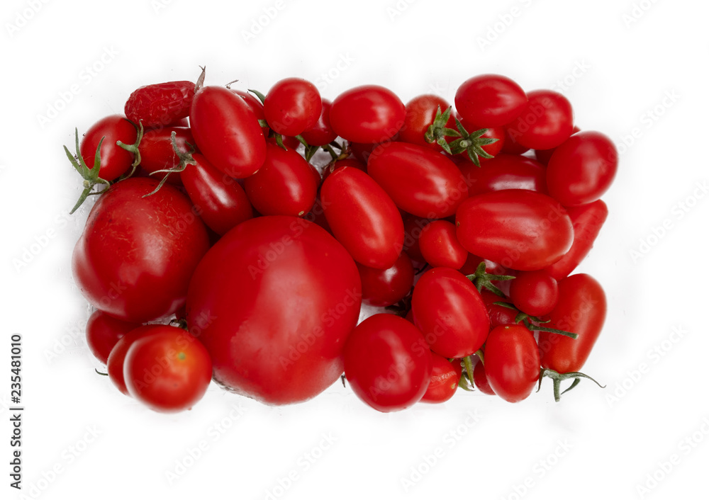 einige kleine saftige rote frische natürliche Bio Tomaten Kirschtomaten gehäuft isoliert auf weißem Hintergrund