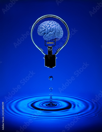 Foto HUMAN BRAIN INSIDE GLASS ELECTRIC LIGHT BULB FLOATING ABOVE POOL OF BLUE WATER D