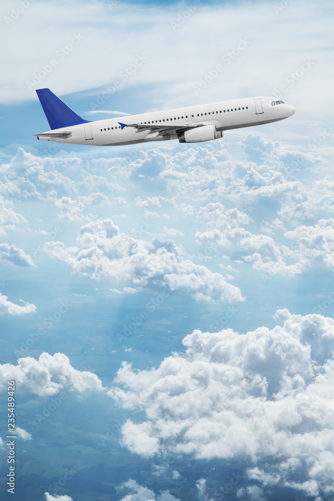 Fototapeta premium Samolot komercyjny lecący nad dramatycznymi chmurami.