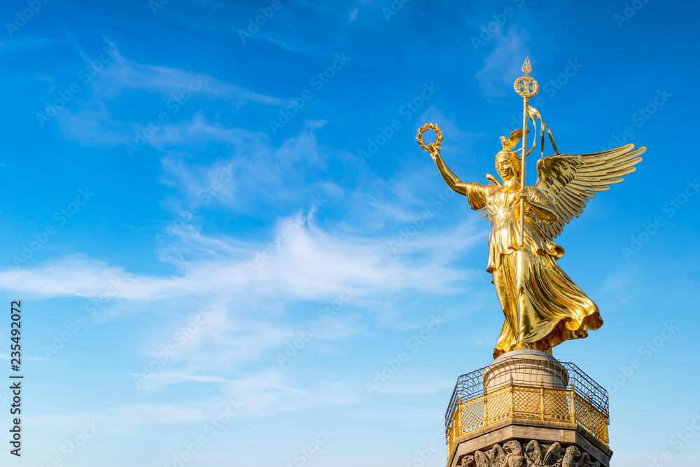 Fototapeta premium Kolumna zwycięstwa z posągiem Viktoria przed błękitne niebo, Berlin, Niemcy