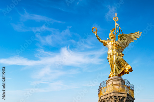 Siegessäule mit Viktoria Statue vor blauem Himmel, Berlin, Deutschland