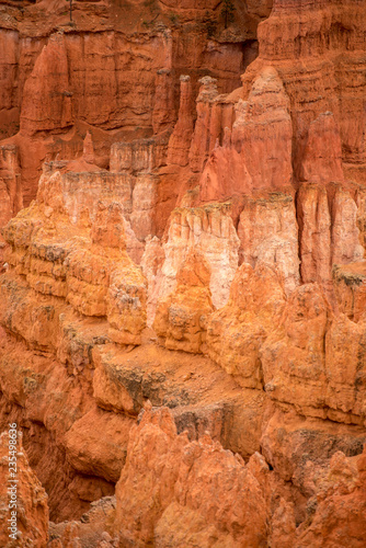 Bizarre felsformation, spitzen aus sandstein im Sonnenlicht, Bryce Canyon National Park, Utah, USA