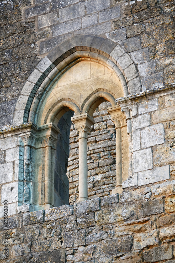 Fototapeta premium fenêtre d'un vieux château entièrement restaurée