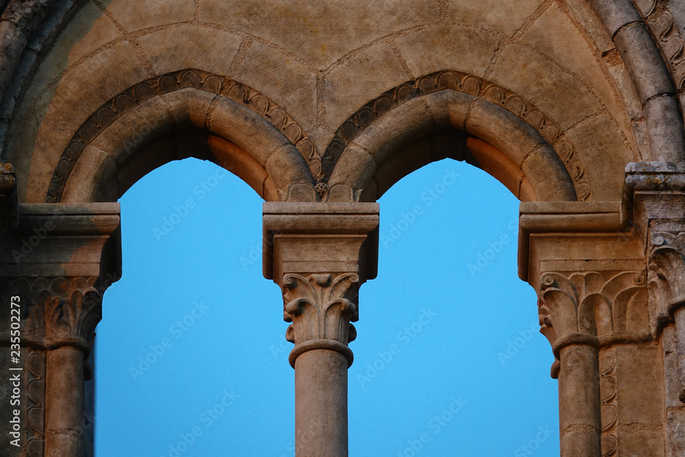 pilier centrale d'une fenêtre en pierre