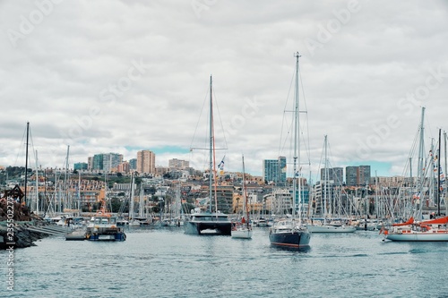 Papier peint sailing boats are leaving the city marina for the atlantic crossing regatta race