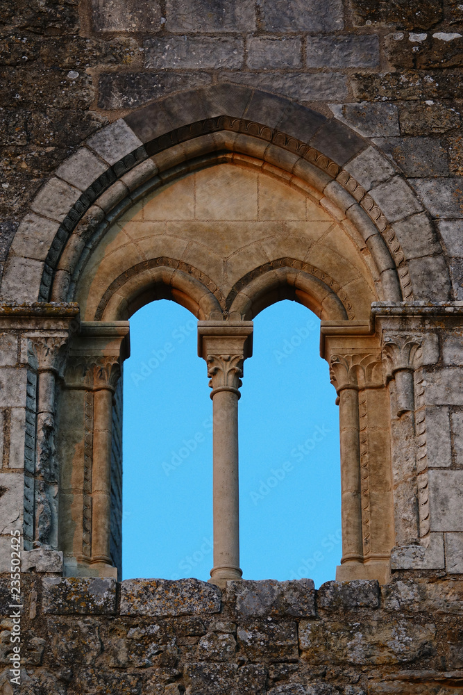 fenêtre d'une ruine de château