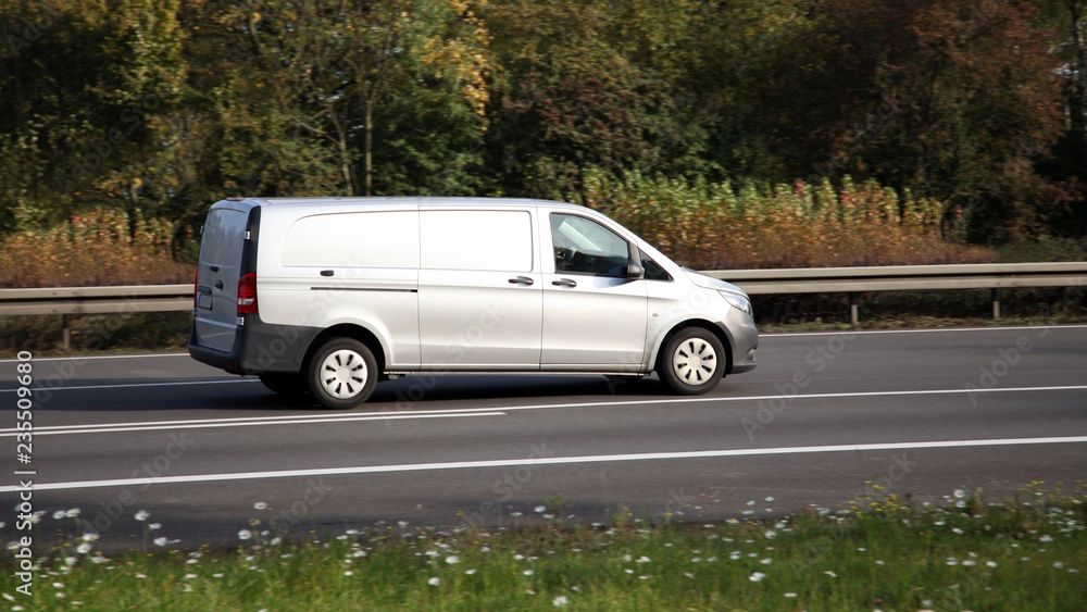 Fototapeta premium Kleintransporter unterwegs zum Kunden