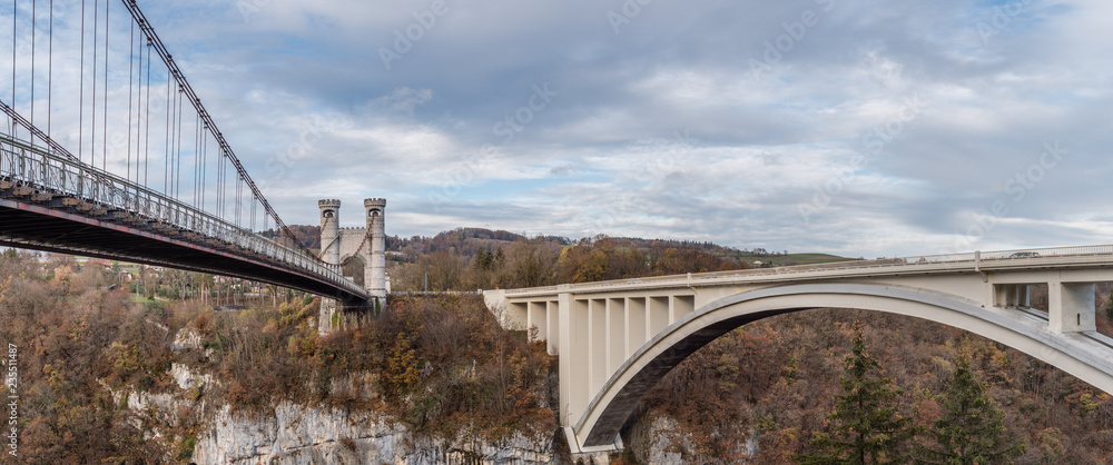 Fototapeta premium Pont Caquot et pont de la Caille en Haute Savoie durant l'automne