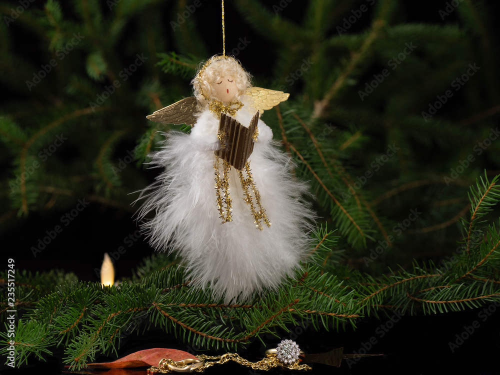 Engel singend mit Buch vor Weihnachtsbaum, Handarbeit aus Federn Stock-Foto  | Adobe Stock