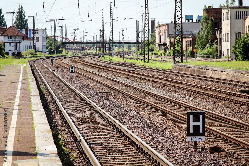 Naklejka premium Infrastrucktur, Gleisanlage, Züge, Weichen, Straßenbrücken, Schienen, Bahnhof