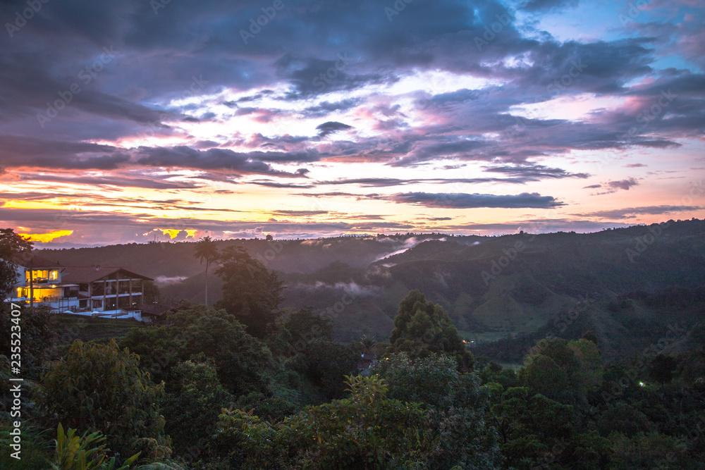 Hochland Kolumbien bei Sonnenuntergang mit schönem Himmel in der nähe von Salento