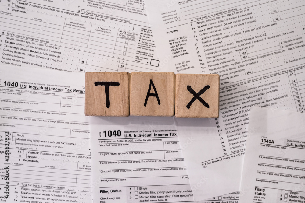 Obraz premium Wooden cubes on 1040 individual tax form