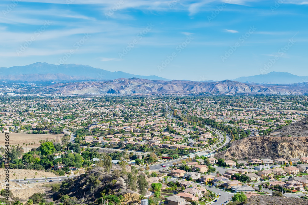 Obraz premium Road to middle of Southern California inland city on clear fall day