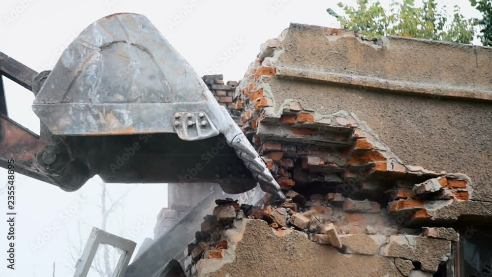 Video „Backhoe destroy the old empty abandoned building from ceiling to ...