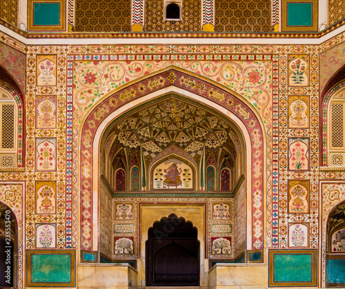 Bild auf Leinwand Stunning facade of Ganesh Pol entrance in Amber Fort Palace, Jaipur, Rajasthan,