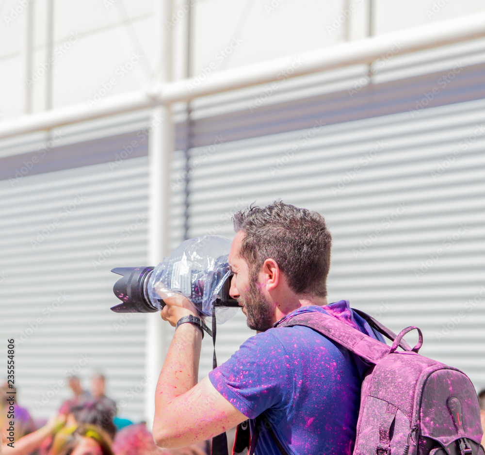 Naklejka premium Photographer who documents the rite of the color festival
