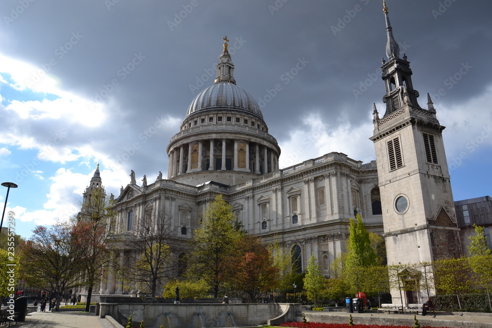 Собор Святого Павла в Лондоне перед грозой
