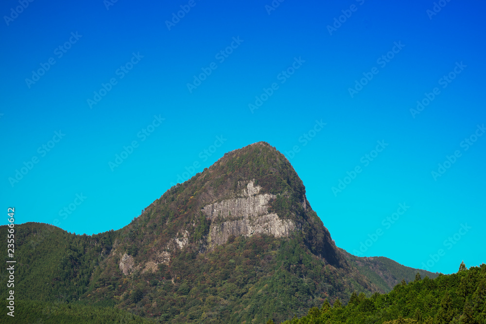 Fototapeta premium 曽爾高原 鎧岳 青空バック