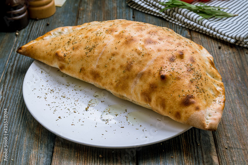 Bild auf Leinwand Closed calzone pizza