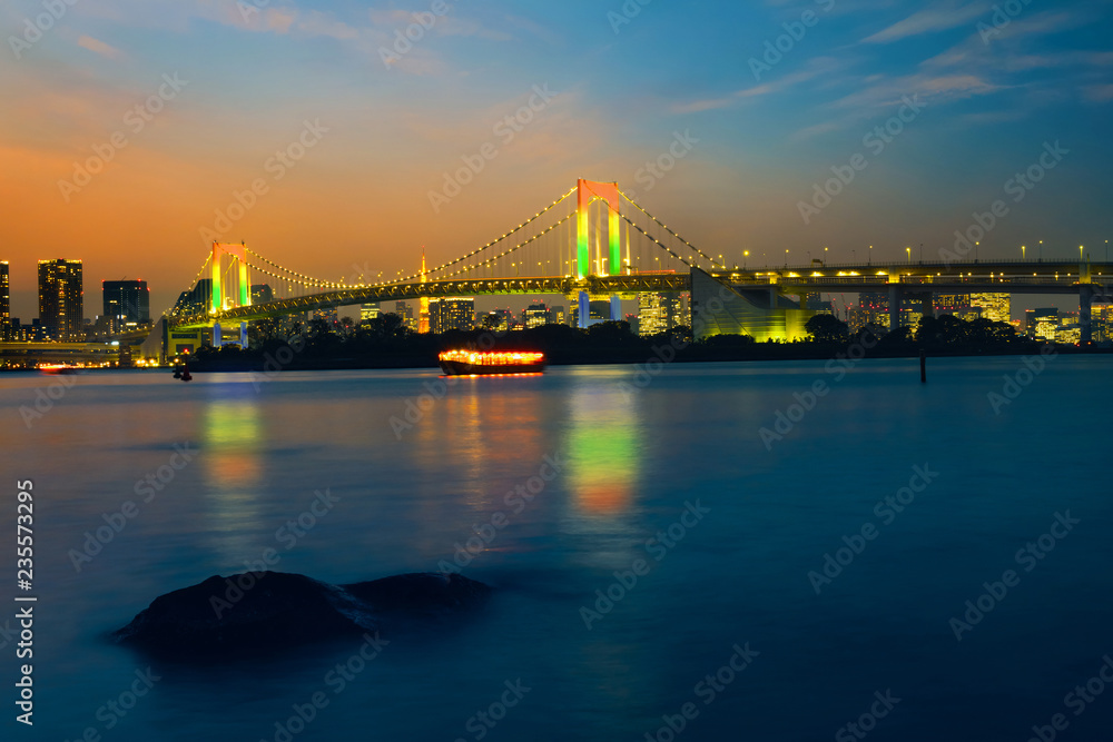 Naklejka premium Kolorowe iluminacje przy tęcza mostem od Odaiba w Tokio, Japonia