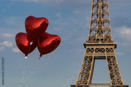 Fototapeta Naklejka Na Ścianę i Meble -  Red heart shaped balloons in front of the Eiffel Tower
