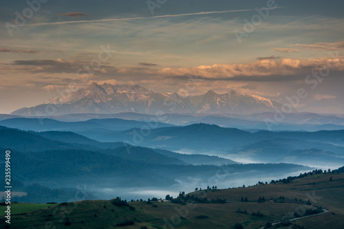 Widok na Tatry z Wysokiego Wierchu Pieniny Polska.