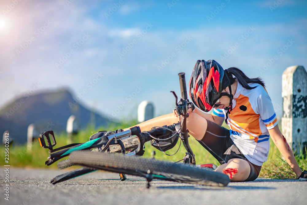 Accident Clashed On Young Woman Bicyclist In Hurt And Injured At Knee Accident Clashed On Young Woman Bicyclist In Hurt And Injured At Knee