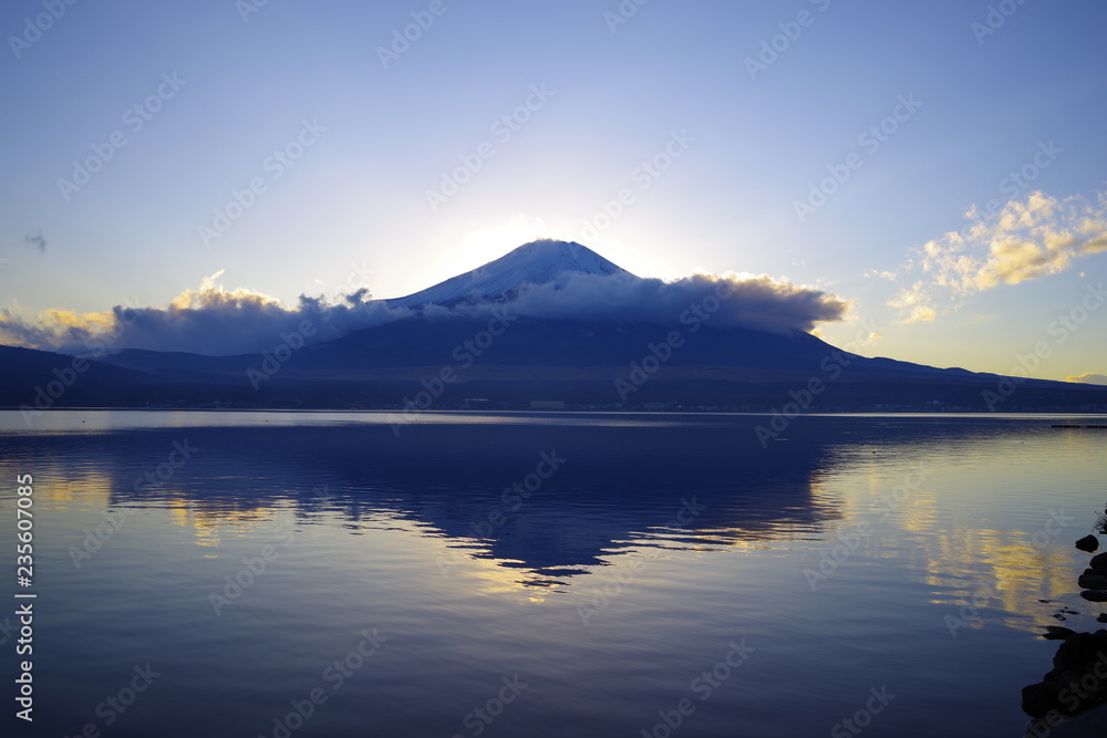 夕暮の富士山と山中湖