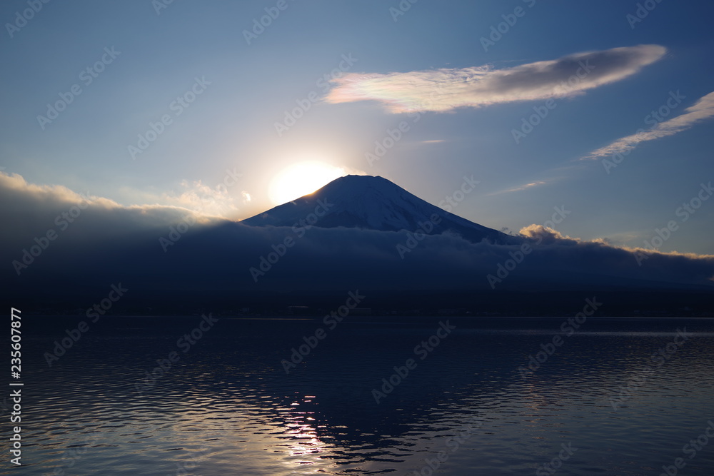 夕暮の富士山と虹雲