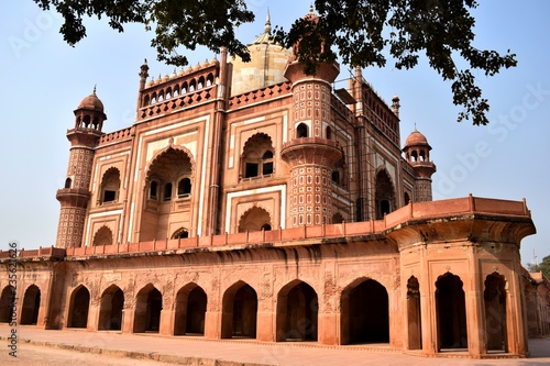 View of Safdarjang's tomb in Delhi, India © LeonardoMartin