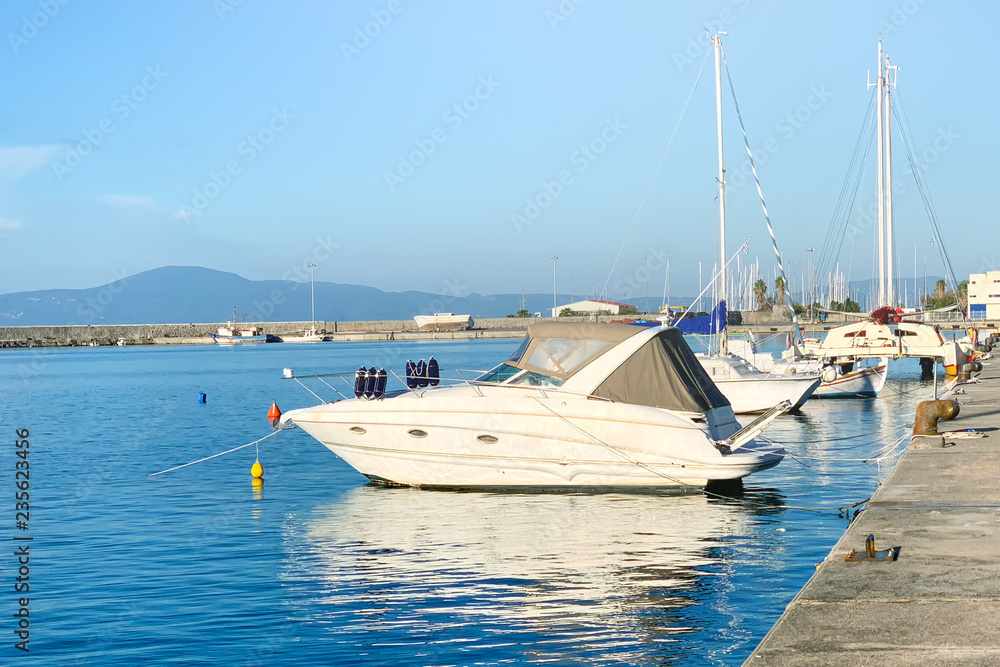 Obraz premium Small motor boats moored near the wharf