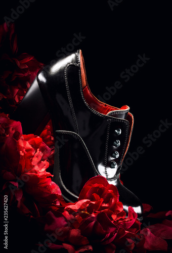 Black Casual Shoe for woman with Red Petals