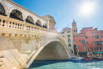 Plexiglas schilderij Rialtobrug Rialtobrug met zon op Canal Grande  © Pavlo Vakhrushev