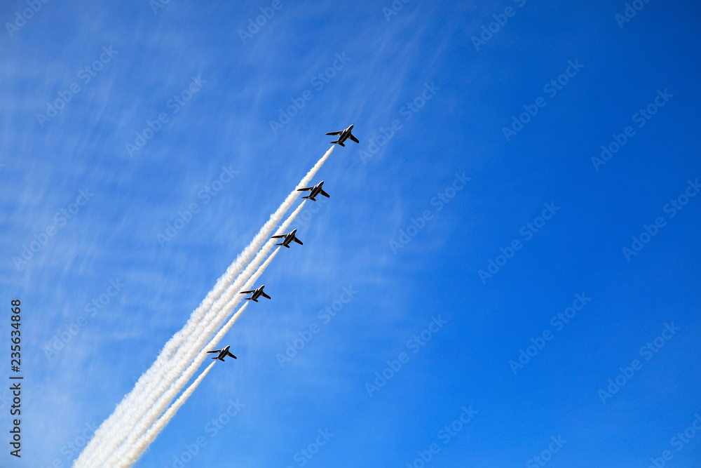 Obraz premium ブルーインパルス アクロバット飛行 飛行機雲