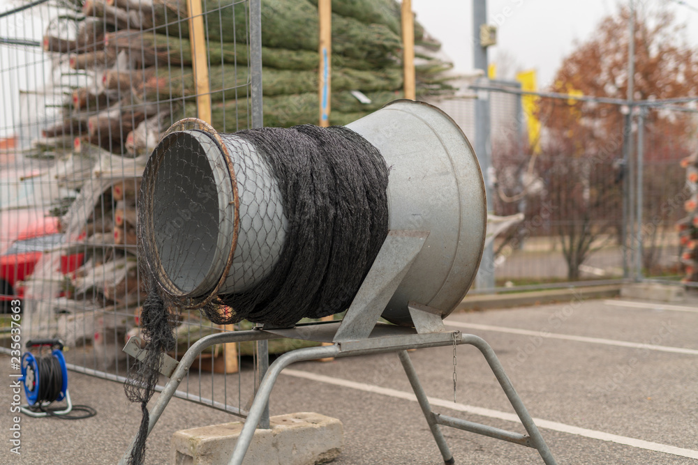 Trichter zum einführen des Weihnachtsbaums in das Tragenetz Trichter zum einführen des Weihnachtsbaums in das Tragenetz