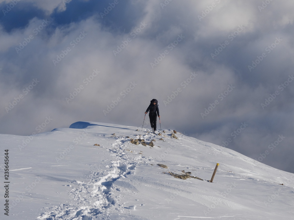 Alpinistes et mer de nuages en altitdue en montagne dans la neige