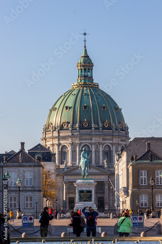 Blick durch Schloß Amalienborg zur Frederikskirche