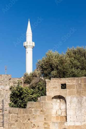 Ruine der Ekklisia Agios Michail mit Blick auf das Minarett der  Ibrahim-Pascha-Moschee