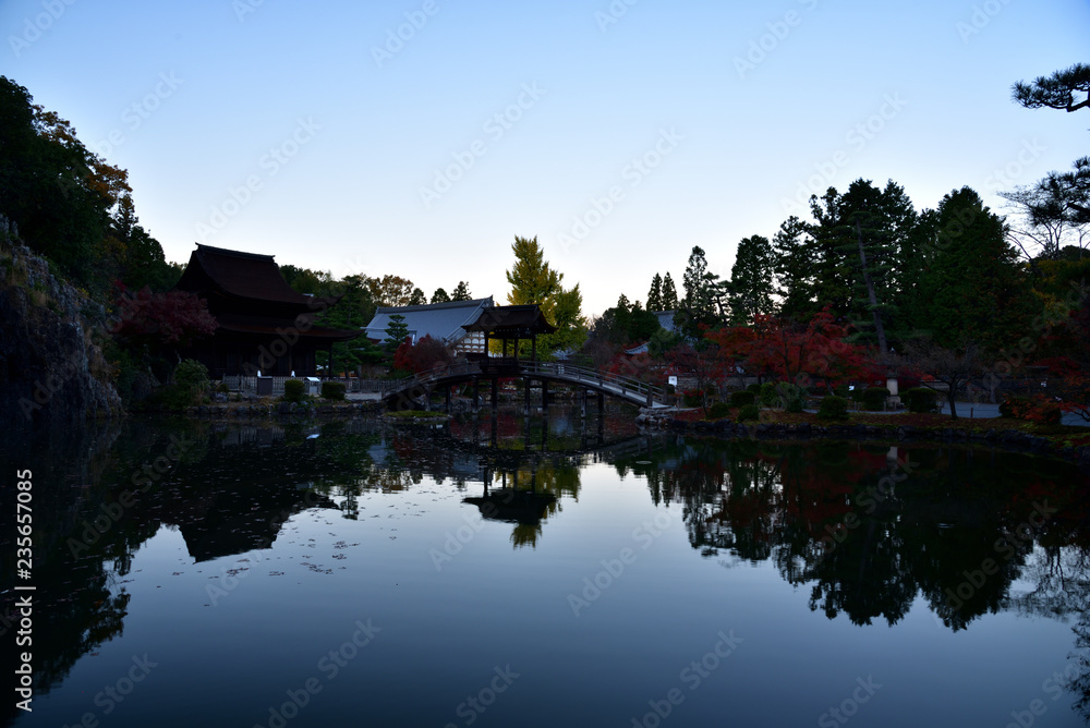 Fototapeta premium 虎渓山永保寺庭園の美しい夕景