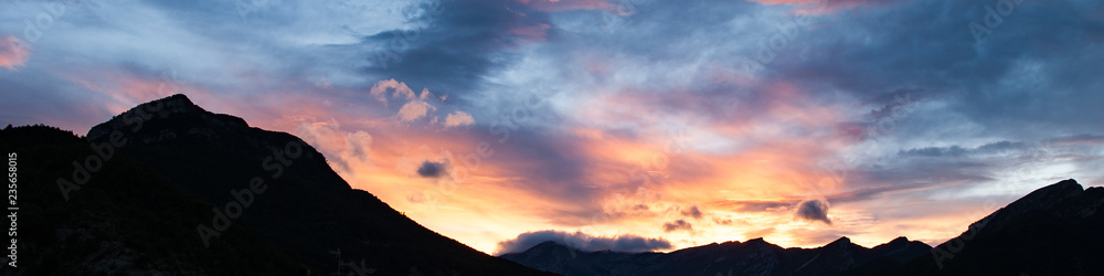 Fototapeta premium zachód słońca w górach