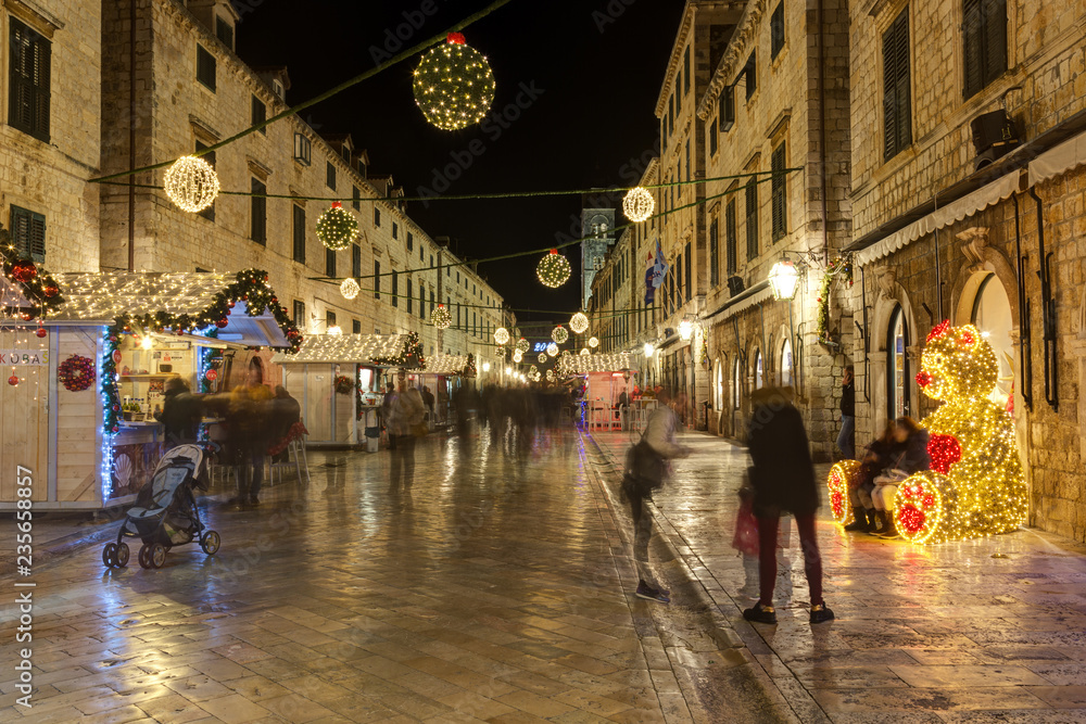 Fototapeta Street Stradun in Dubrovnik in the New Year's illumination in the evening