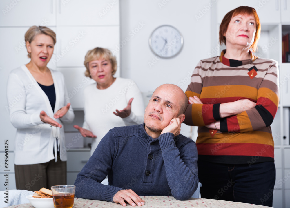 Obraz premium Mature friends are quarreling