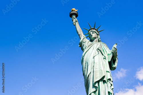 Freiheitsstatue vor blauem Himmel, New York City, USA