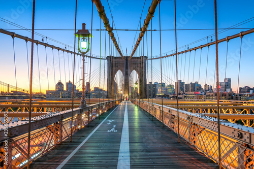 Brooklyn Bridge in New York City, USA © eyetronic