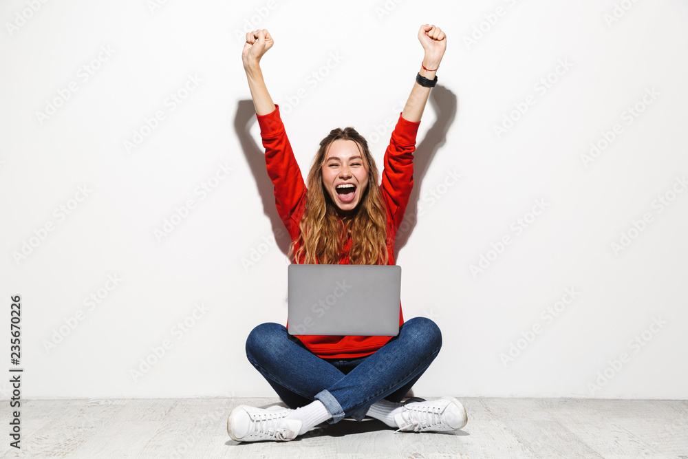 Φωτογραφία Portrait of an excited young woman wearing hoodie