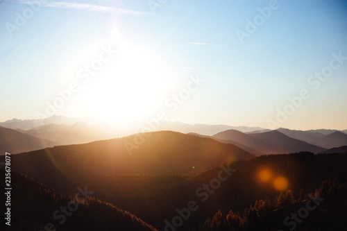 Sonnenuntergang über den Bergen © Daniel Hermann