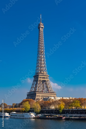 Paris, Eiffel tower in autumn, panorama from the Bir Hakeim bridge   © Pascale Gueret