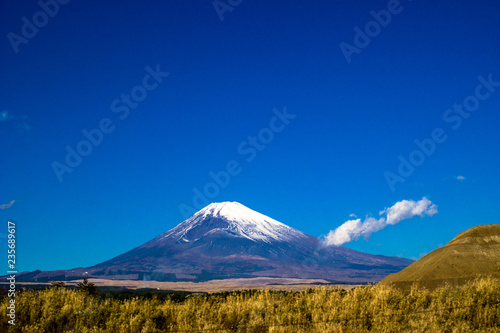 日本の美しい富士山と青空